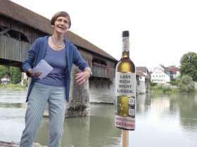 Helene Bigler zeigt die Flaschen-Tafel. Foto: Jörg Wägli