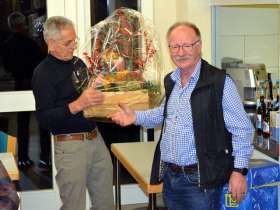 Vereinspräsident Theo Obrist dankt Gerhard Schraner (rechts) für 40 Jahre Vorstandsarbeit. Foto: Dieter Deiss