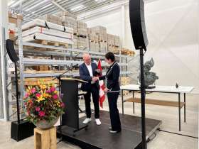 Regierungsrat Isaac Reber überreichte seiner Amtskollegin Monica Gschwind die Schlüssel zum neuen Sammlungszentrum. Foto: zVg